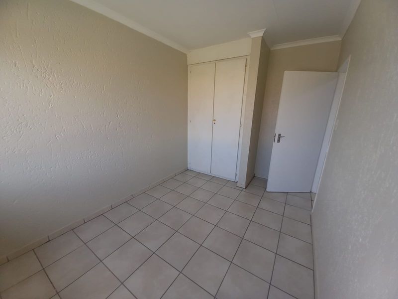 **Prime Kenleaf Investment Gem – Stylish 2-Bedroom Unit in Secure Complex!** - Photo 8