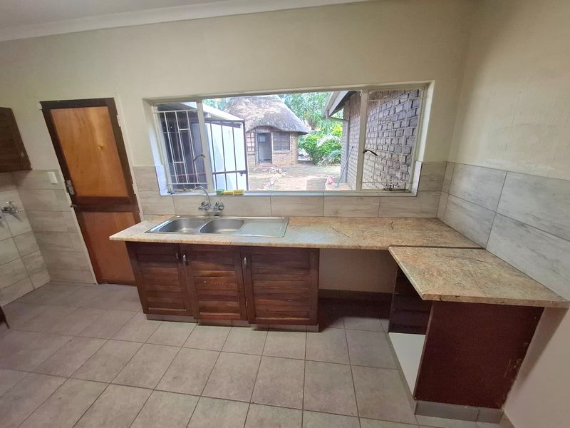 Spacious Family Home With Flatlet - Photo 9