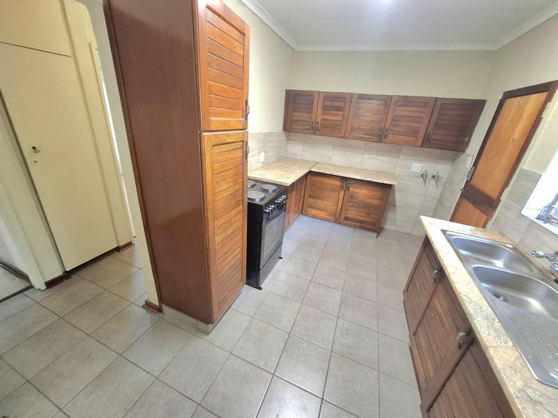 Spacious Family Home With Flatlet - Photo 2