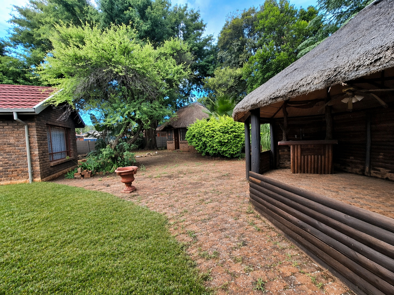 Spacious Family Home With Flatlet - Photo 3