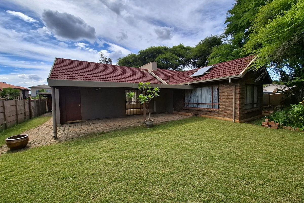 Spacious Family Home With Flatlet - Photo 4