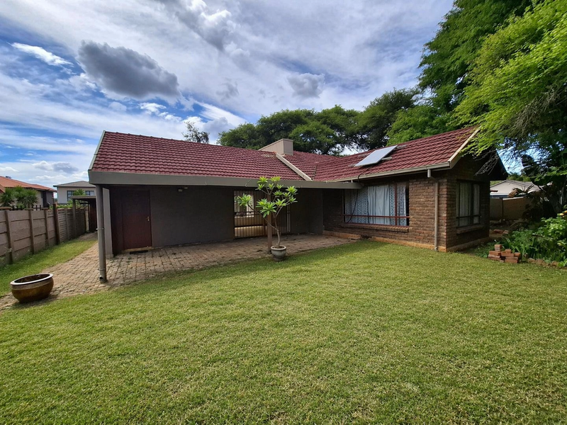 Spacious Family Home With Flatlet - Photo 4