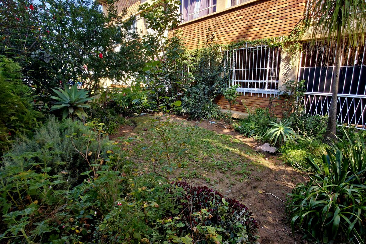 Sophisticated Two-Bedroom Residence with Private Garage - Photo 2