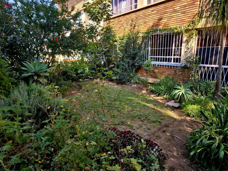 Sophisticated Two-Bedroom Residence with Private Garage - Photo 2