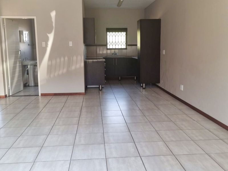 Modern Ground Floor 2-Bedroom Apartment To Rent in Terra Nova - Photo 2