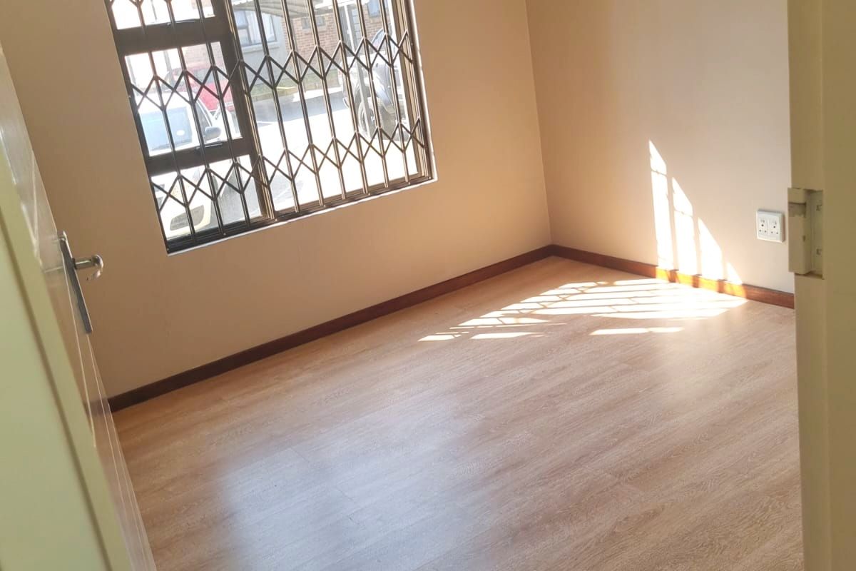 Modern Ground Floor 2-Bedroom Apartment To Rent in Terra Nova - Photo 4