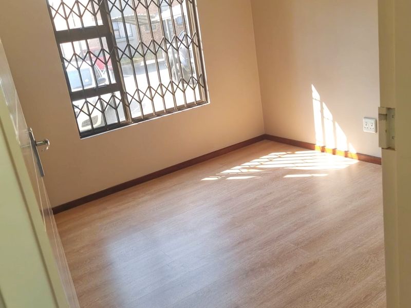 Modern Ground Floor 2-Bedroom Apartment To Rent in Terra Nova - Photo 4