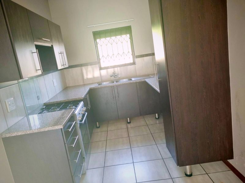 Modern Ground Floor 2-Bedroom Apartment To Rent in Terra Nova - Photo 3