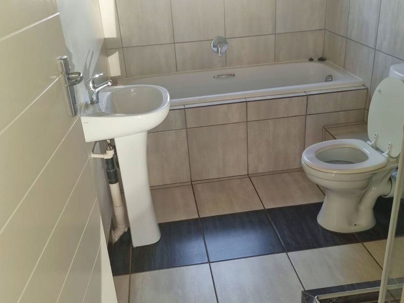 Modern Ground Floor 2-Bedroom Apartment To Rent in Terra Nova - Photo 6