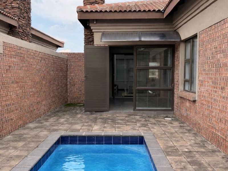 Ultra modern 3 Bedroom Townhouse in Schuinshoogte - Photo 4