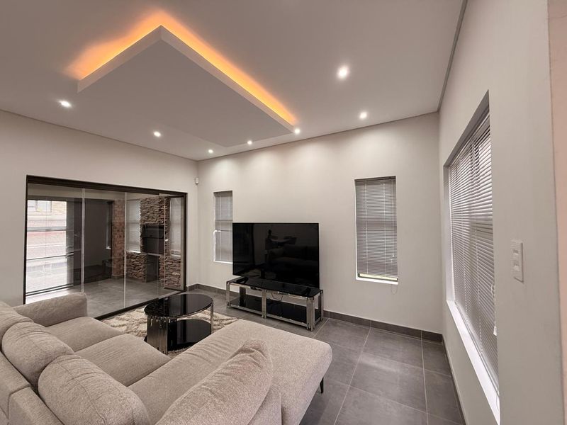 Ultra modern 3 Bedroom Townhouse in Schuinshoogte - Photo 9