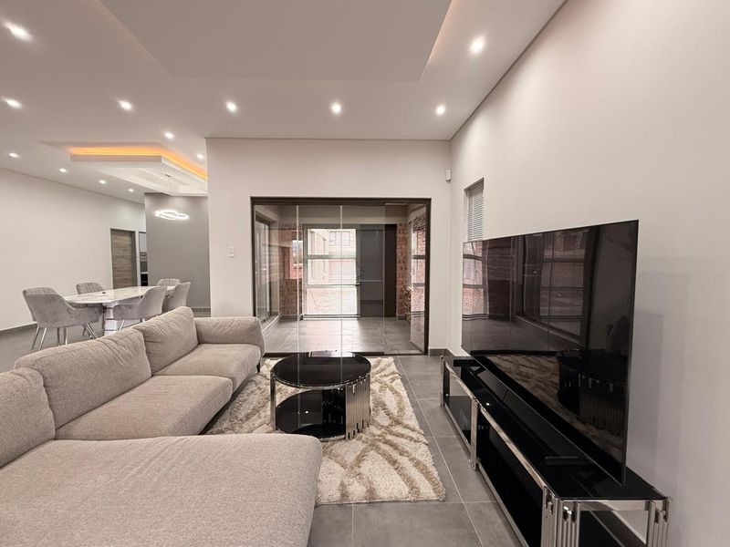 Ultra modern 3 Bedroom Townhouse in Schuinshoogte - Photo 8