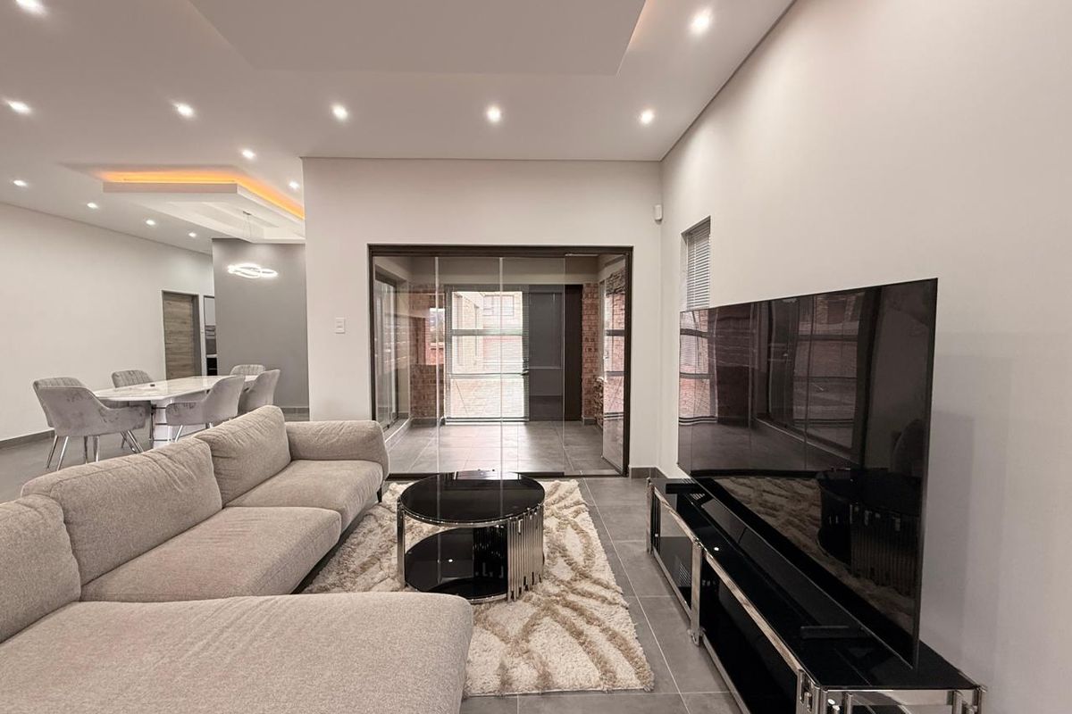 Ultra modern 3 Bedroom Townhouse in Schuinshoogte - Photo 5