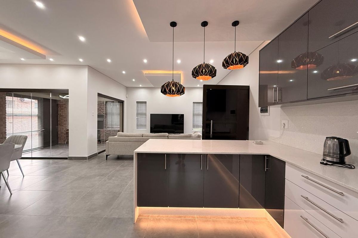 Ultra modern 3 Bedroom Townhouse in Schuinshoogte - Photo 2