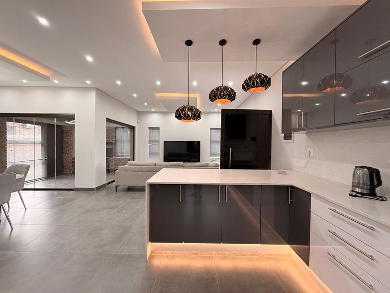 Ultra modern 3 Bedroom Townhouse in Schuinshoogte - Photo 2