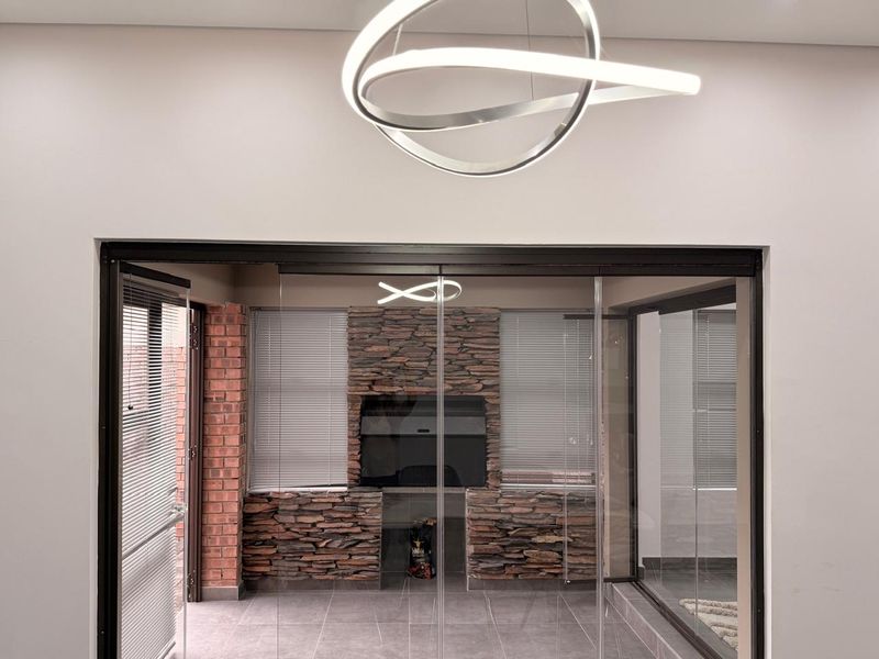 Ultra modern 3 Bedroom Townhouse in Schuinshoogte - Photo 5