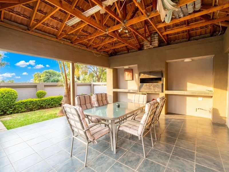 Stylish Full-Title Home in Magalieskruin - Photo 5