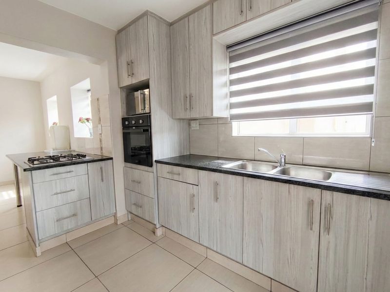 Stylish Full-Title Home in Magalieskruin - Photo 9