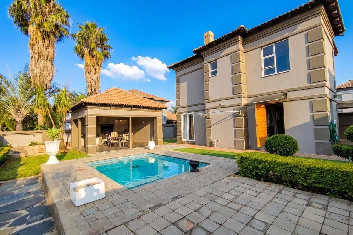 Stylish Full-Title Home in Magalieskruin - Photo 2