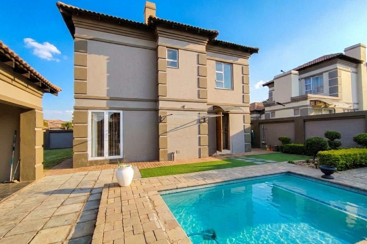 Stylish Full-Title Home in Magalieskruin - Photo 3