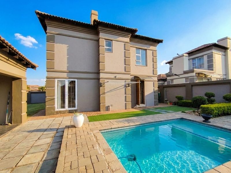 Stylish Full-Title Home in Magalieskruin - Photo 3