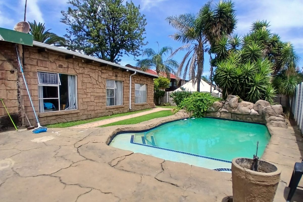 4 Bedroom House with pool in Sunair Park, Brakpan - Photo 3