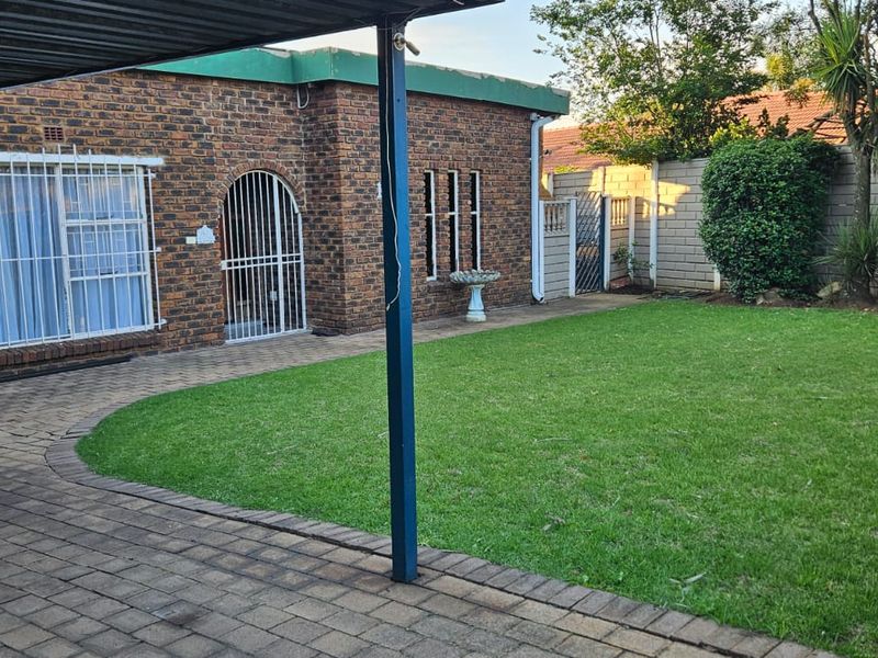 4 Bedroom House with pool in Sunair Park, Brakpan - Photo 4