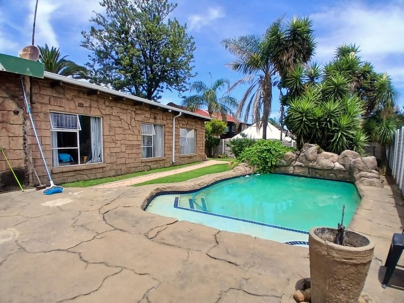 4 Bedroom House with pool in Sunair Park, Brakpan - Photo 9