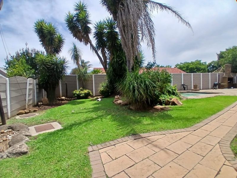 4 Bedroom House with pool in Sunair Park, Brakpan - Photo 8