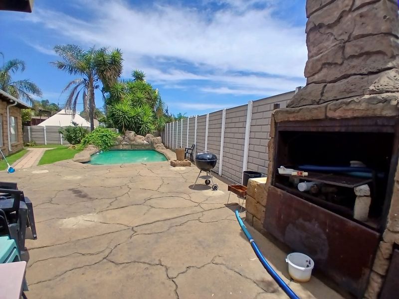 4 Bedroom House with pool in Sunair Park, Brakpan - Photo 7