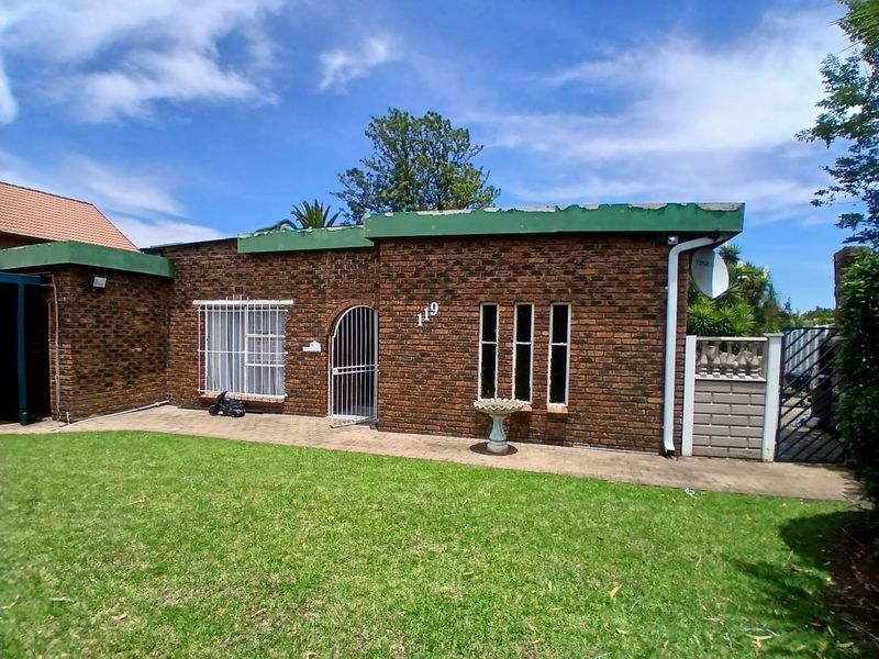 4 Bedroom House with pool in Sunair Park, Brakpan - Photo 2