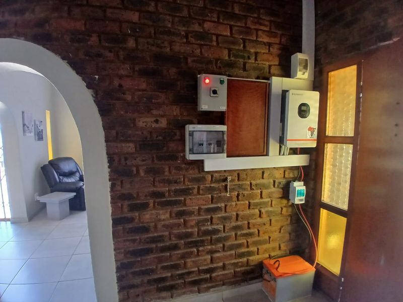 4 Bedroom House with pool in Sunair Park, Brakpan - Photo 6