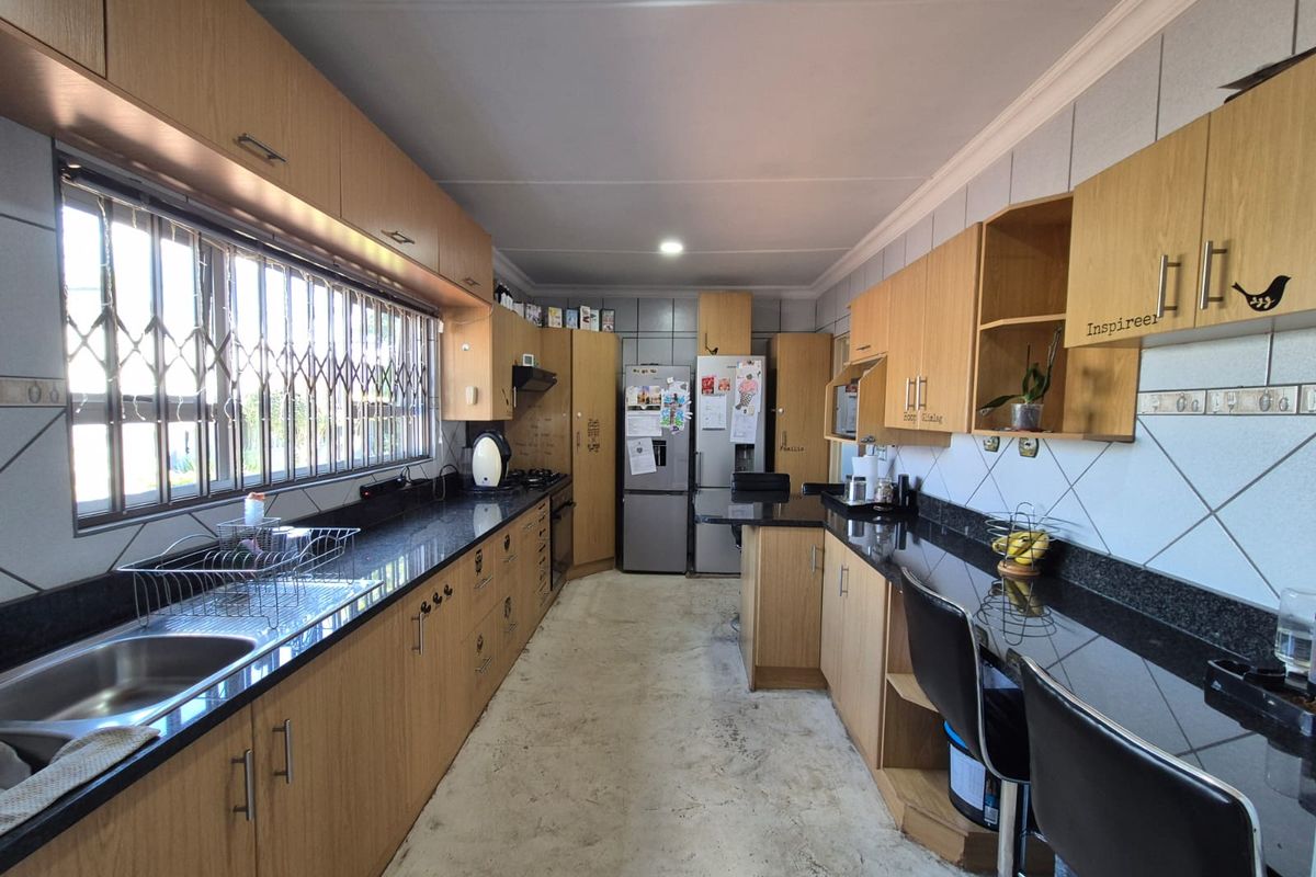 *!EXQUISITE PROPERTY FOR SALE- A TRUE GEM!* - Photo 4