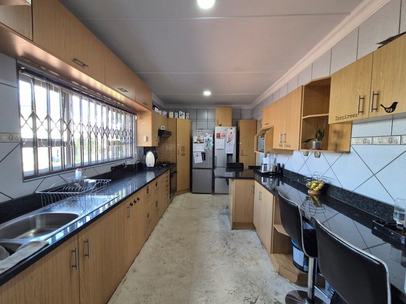 *!EXQUISITE PROPERTY FOR SALE- A TRUE GEM!* - Photo 4