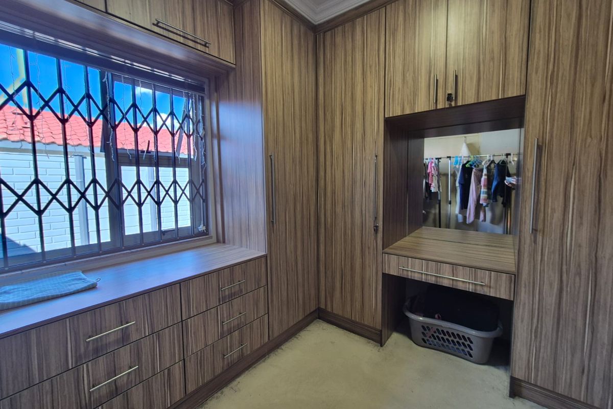 *!EXQUISITE PROPERTY FOR SALE- A TRUE GEM!* - Photo 2