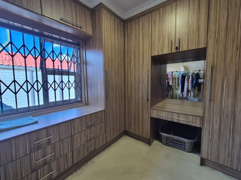 *!EXQUISITE PROPERTY FOR SALE- A TRUE GEM!* - Photo 2