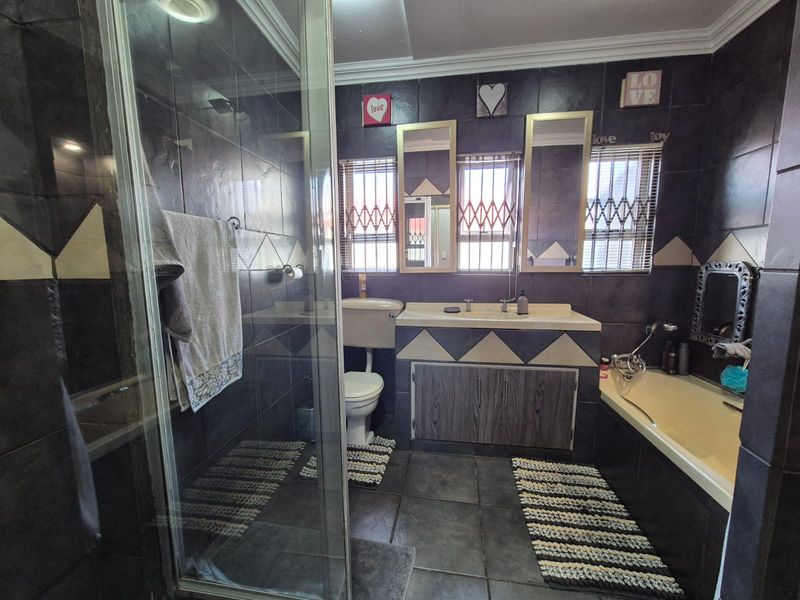 *!EXQUISITE PROPERTY FOR SALE- A TRUE GEM!* - Photo 3