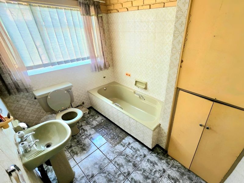 Spacious Family Home with Exceptional Potential - Photo 10