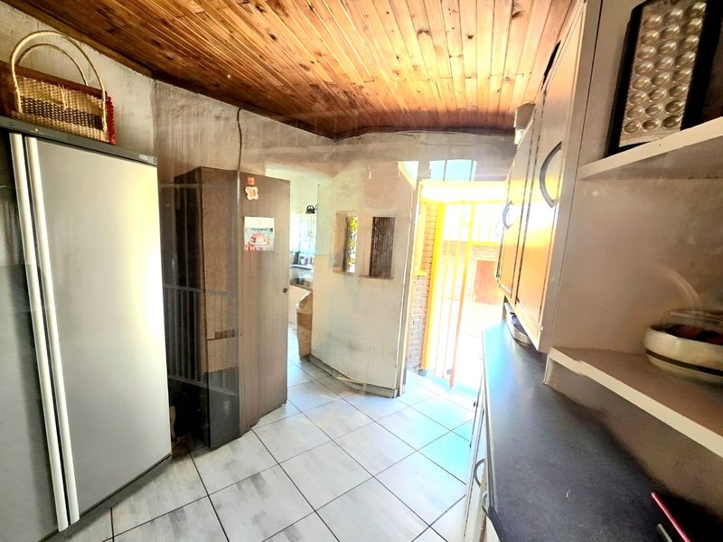 Spacious Family Home with Exceptional Potential - Photo 9