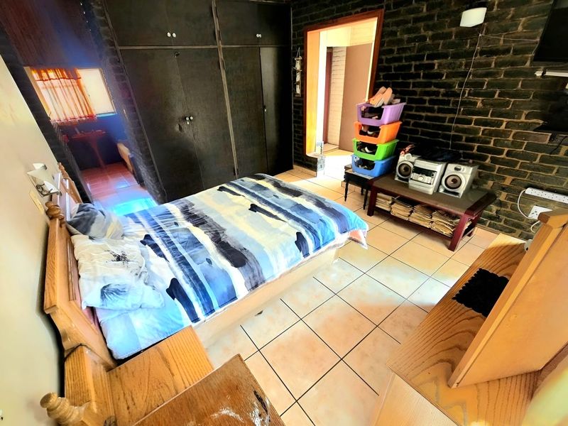 Spacious Family Home with Exceptional Potential - Photo 8