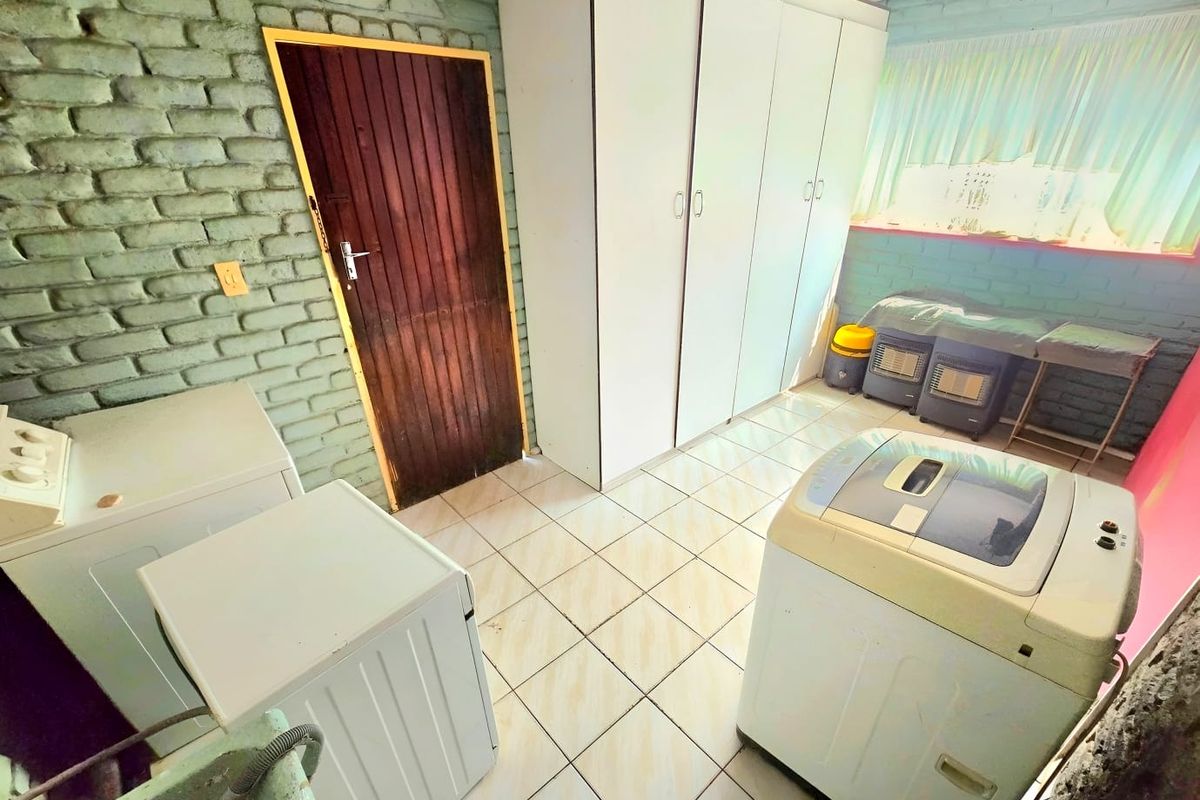 Spacious Family Home with Exceptional Potential - Photo 5