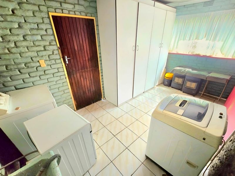 Spacious Family Home with Exceptional Potential - Photo 5