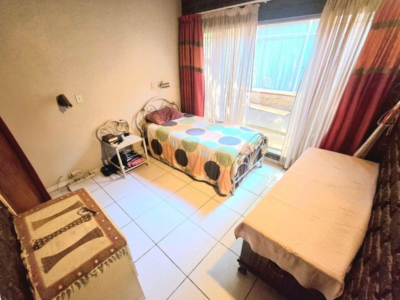 Spacious Family Home with Exceptional Potential - Photo 6