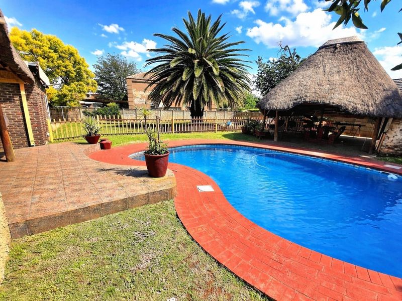 Spacious Family Home with Exceptional Potential - Photo 2