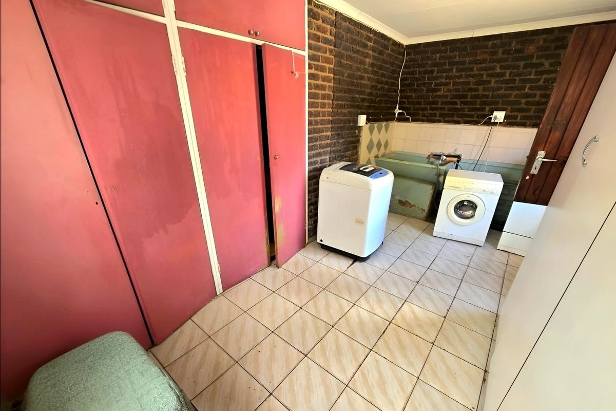 Spacious Family Home with Exceptional Potential - Photo 3