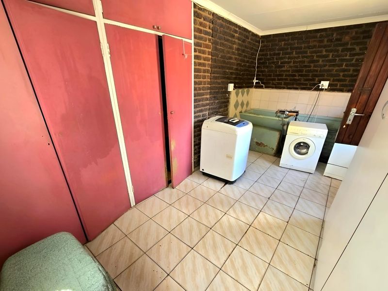 Spacious Family Home with Exceptional Potential - Photo 3