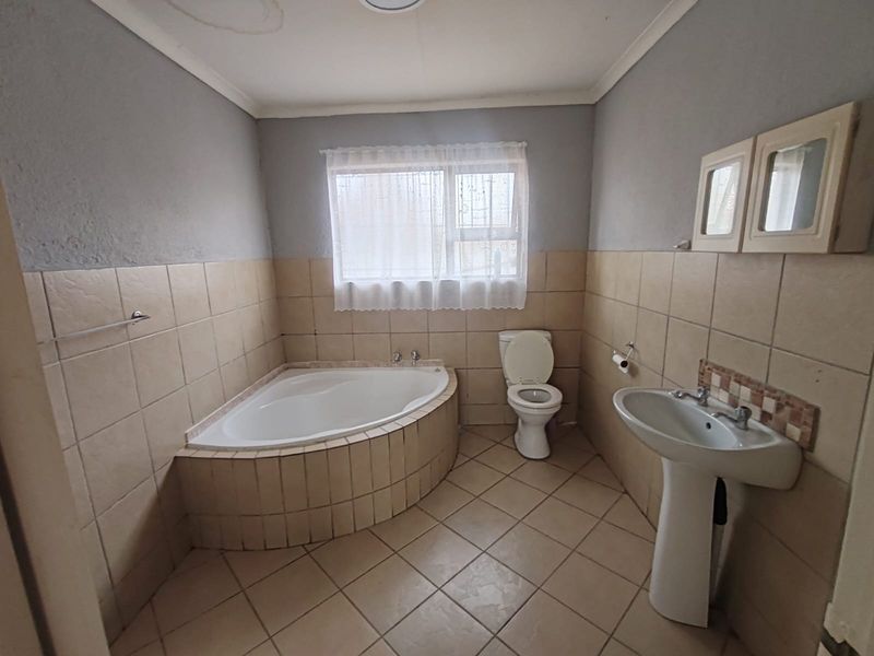 3 Bedroo House to Rent in Minnbron - Photo 7