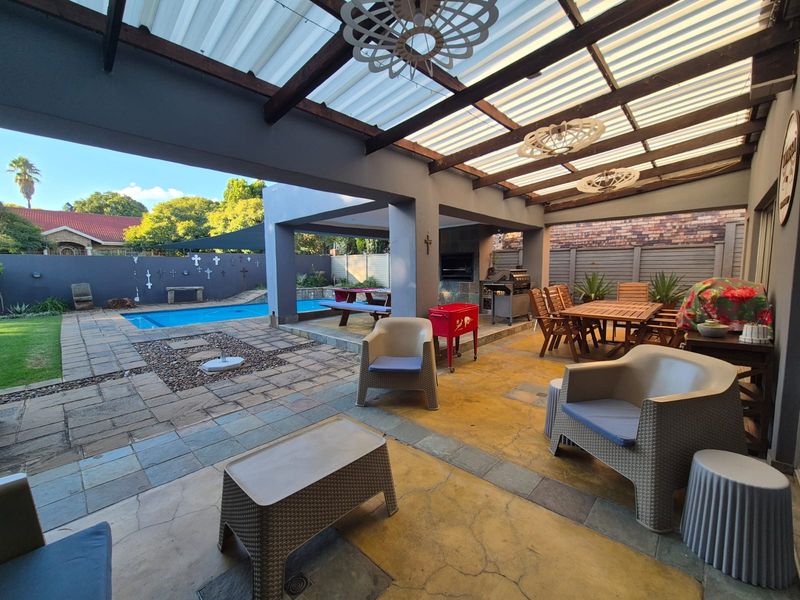 !LUXURY FAMILY HOME FOR SALE! - Photo 8