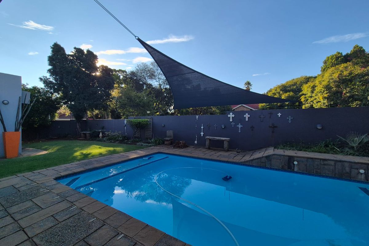 !LUXURY FAMILY HOME FOR SALE! - Photo 2