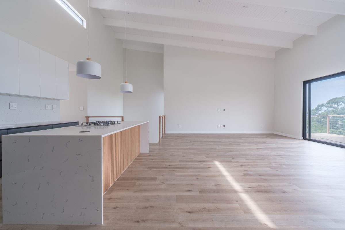 Elegant Coastal Residence with Sea Views – No Transfer Duty - Photo 2